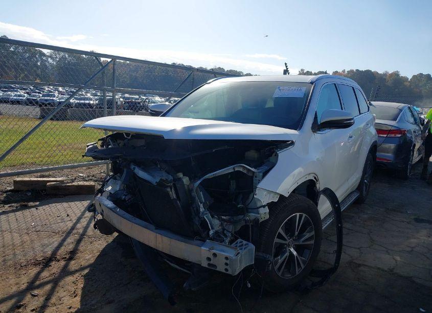 Photo 2 of 2016 Toyota Highlander XLE V6 (VIN 5TDJKRFH8GS296327)