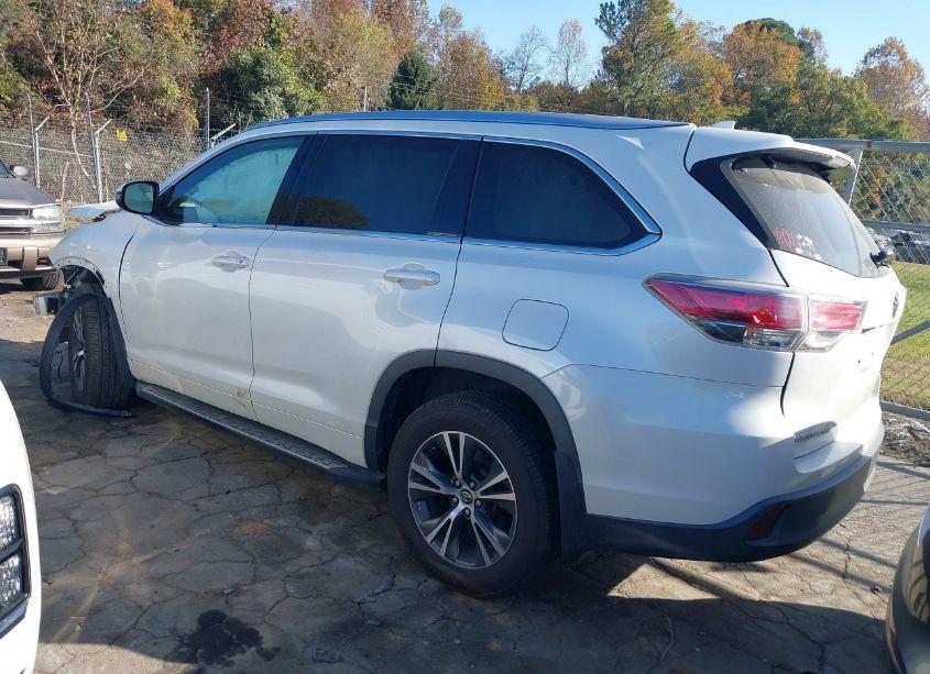 Photo 3 of 2016 Toyota Highlander XLE V6 (VIN 5TDJKRFH8GS296327)