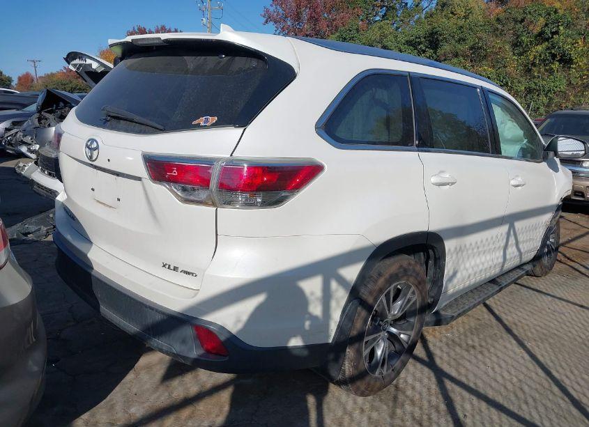 Photo 4 of 2016 Toyota Highlander XLE V6 (VIN 5TDJKRFH8GS296327)