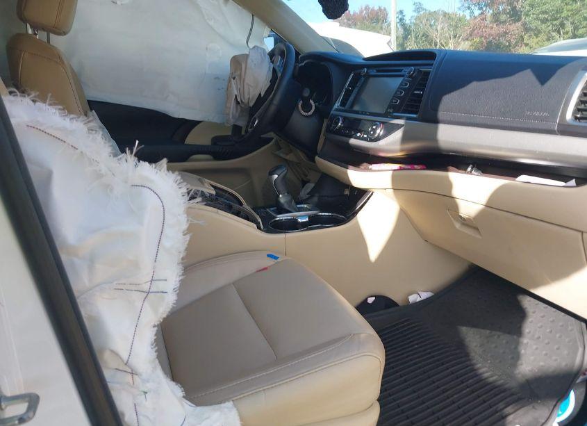 Photo 5 of 2016 Toyota Highlander XLE V6 (VIN 5TDJKRFH8GS296327)