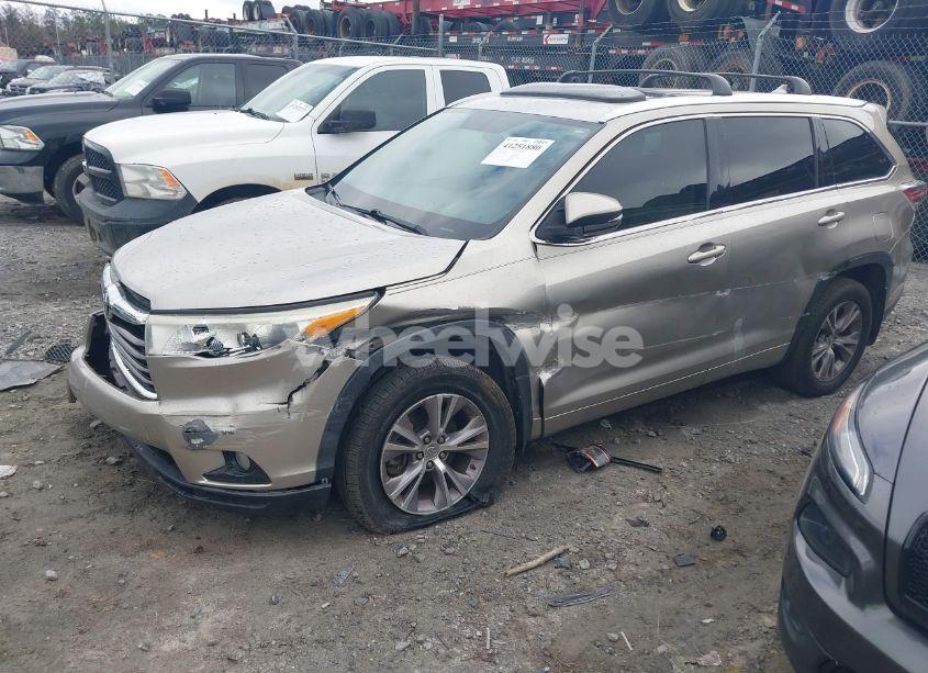 Photo 2 of 2014 Toyota Highlander XLE V6 (VIN 5TDJKRFH9ES026956)