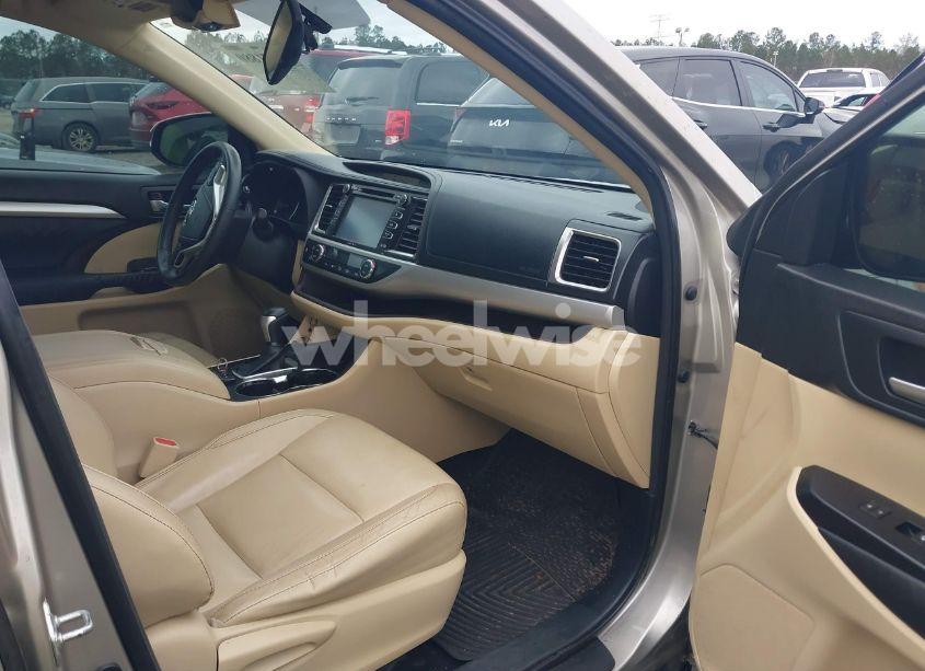 Photo 5 of 2014 Toyota Highlander XLE V6 (VIN 5TDJKRFH9ES026956)