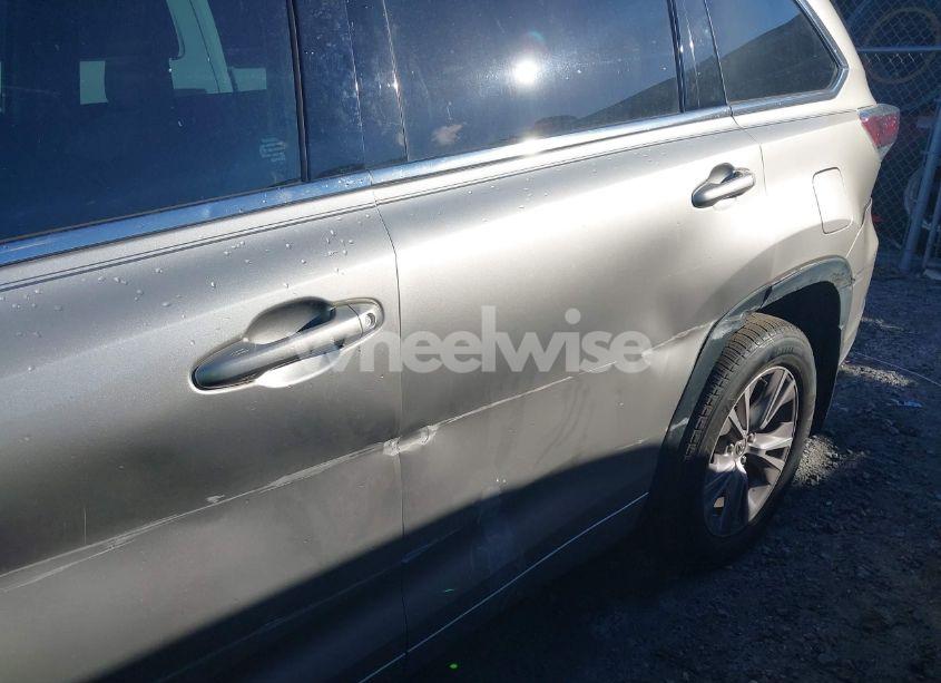 Photo 6 of 2014 Toyota Highlander XLE V6 (VIN 5TDJKRFH9ES026956)