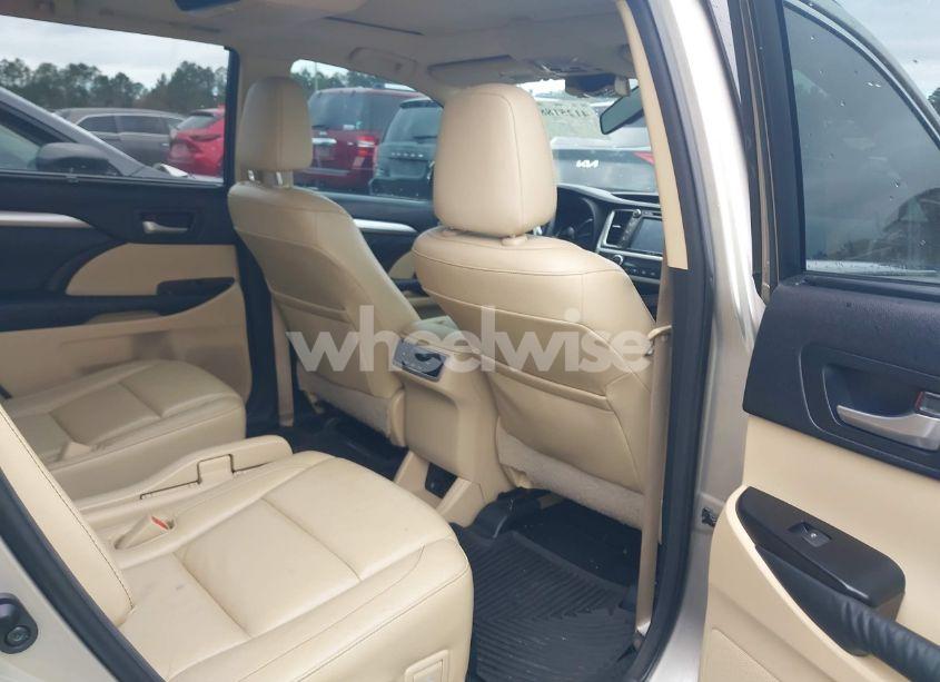 Photo 8 of 2014 Toyota Highlander XLE V6 (VIN 5TDJKRFH9ES026956)