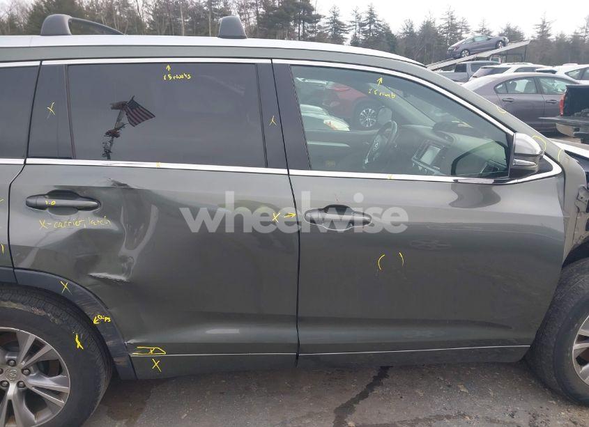 Photo 13 of 2015 Toyota Highlander XLE V6 (VIN 5TDJKRFH9FS104797)