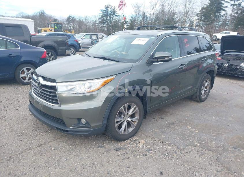 Photo 2 of 2015 Toyota Highlander XLE V6 (VIN 5TDJKRFH9FS104797)