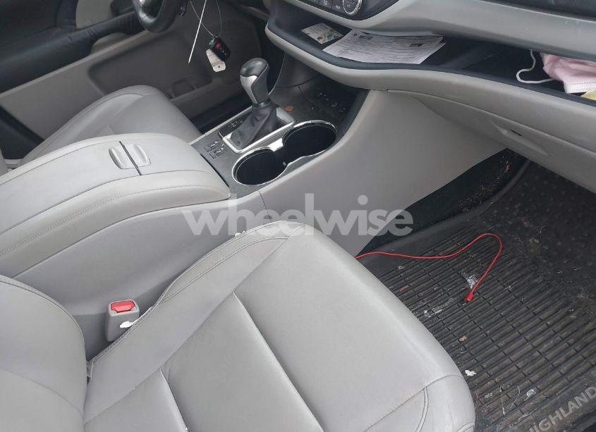 Photo 5 of 2015 Toyota Highlander XLE V6 (VIN 5TDJKRFH9FS104797)