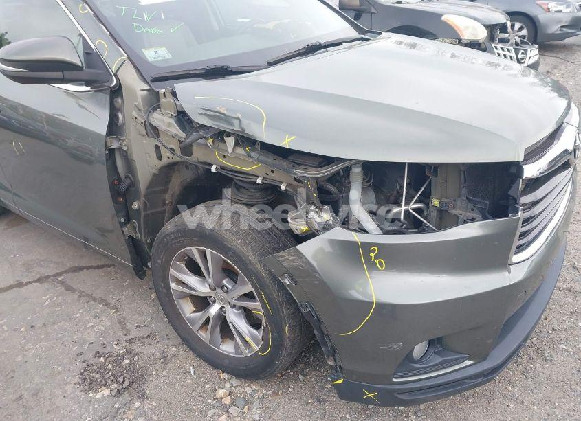 Photo 6 of 2015 Toyota Highlander XLE V6 (VIN 5TDJKRFH9FS104797)