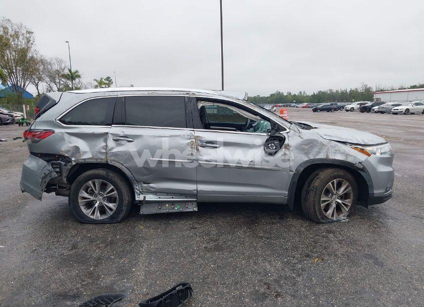 Photo 13 of 2015 Toyota Highlander XLE V6 (VIN 5TDJKRFH9FS172517)