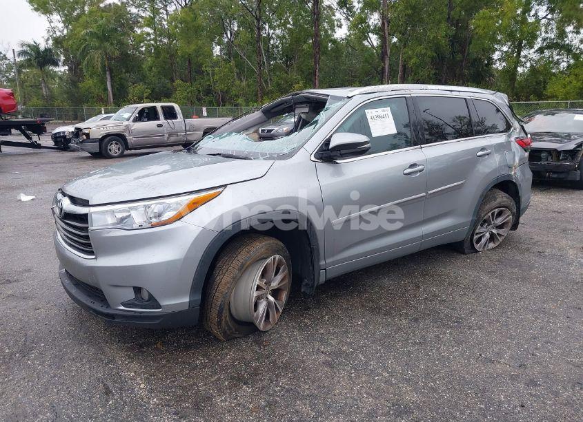 Photo 2 of 2015 Toyota Highlander XLE V6 (VIN 5TDJKRFH9FS172517)