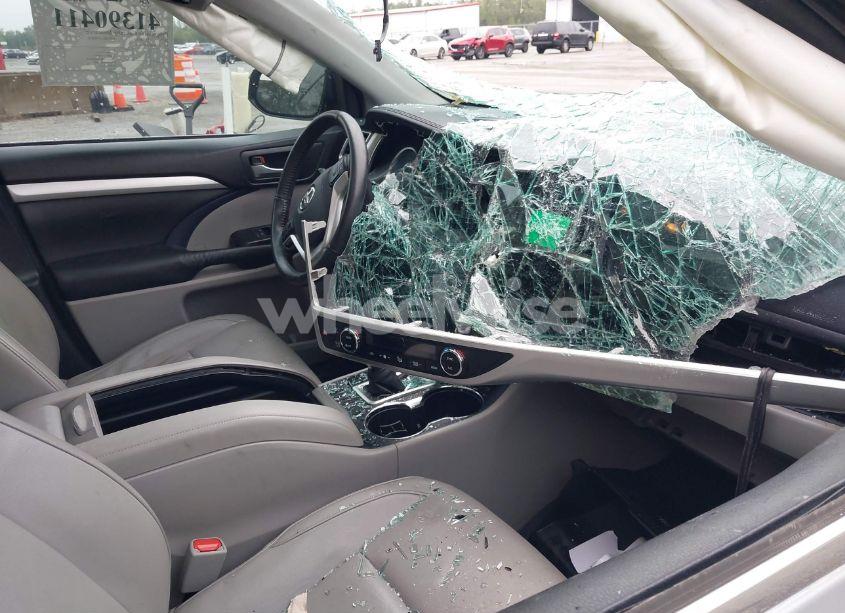 Photo 5 of 2015 Toyota Highlander XLE V6 (VIN 5TDJKRFH9FS172517)