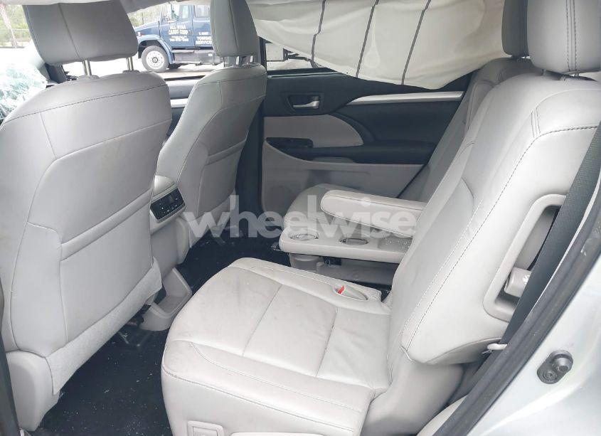 Photo 8 of 2015 Toyota Highlander XLE V6 (VIN 5TDJKRFH9FS172517)