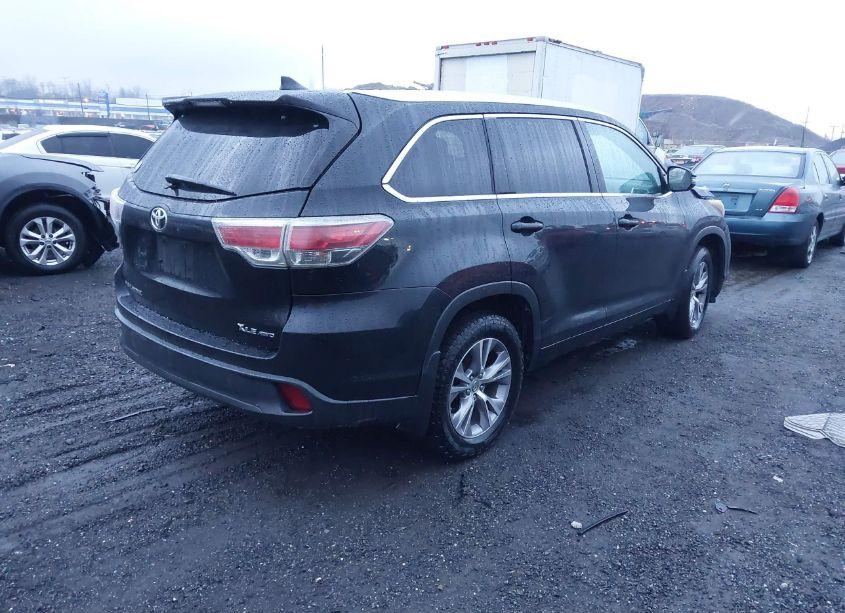 Photo 4 of 2015 Toyota Highlander XLE V6 (VIN 5TDJKRFH9FS184845)