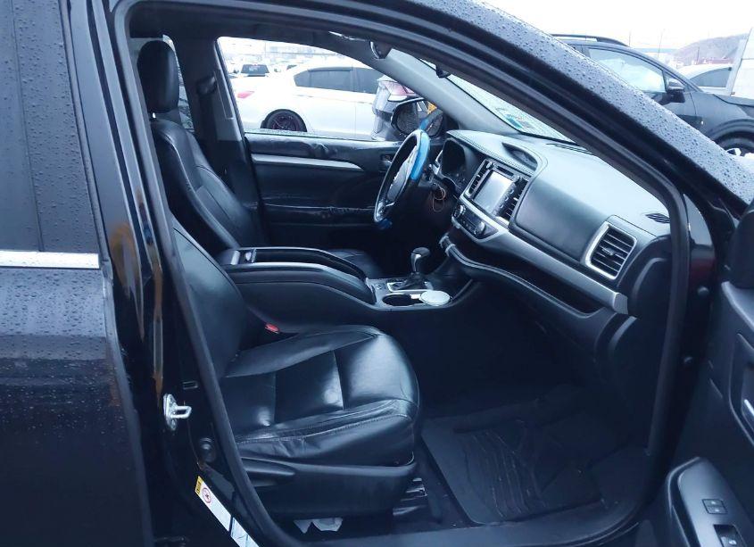 Photo 5 of 2015 Toyota Highlander XLE V6 (VIN 5TDJKRFH9FS184845)