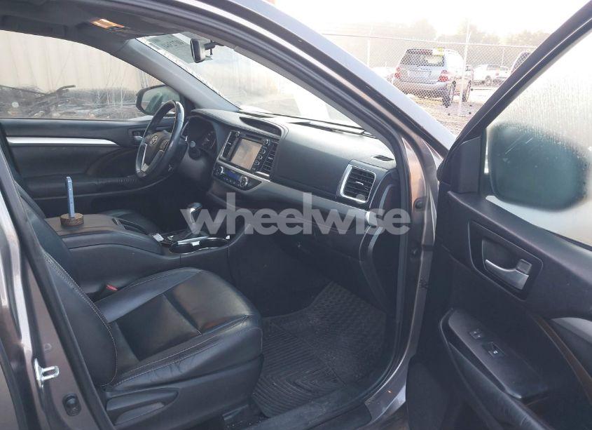 Photo 5 of 2015 Toyota Highlander XLE V6 (VIN 5TDJKRFH9FS208691)