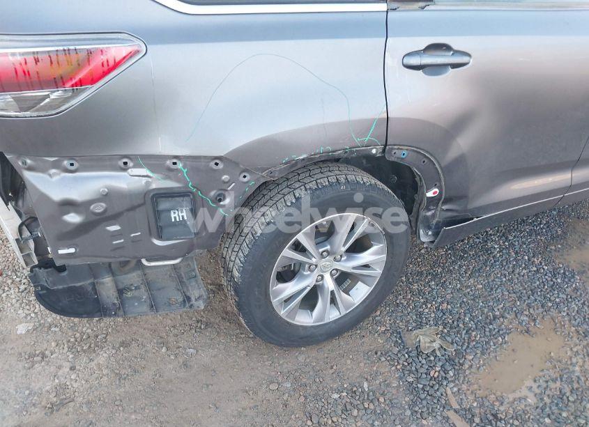 Photo 6 of 2015 Toyota Highlander XLE V6 (VIN 5TDJKRFH9FS208691)