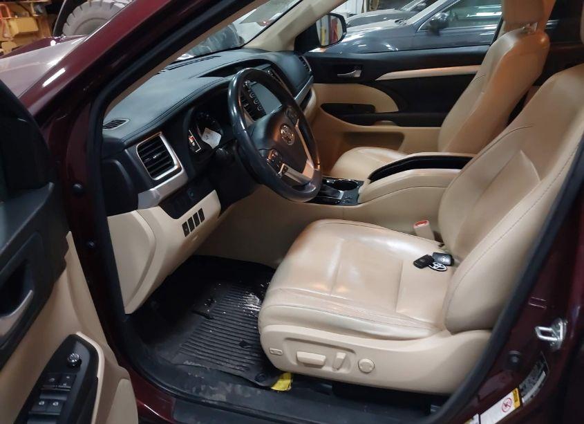 Photo 5 of 2016 Toyota Highlander XLE V6 (VIN 5TDJKRFH9GS227890)