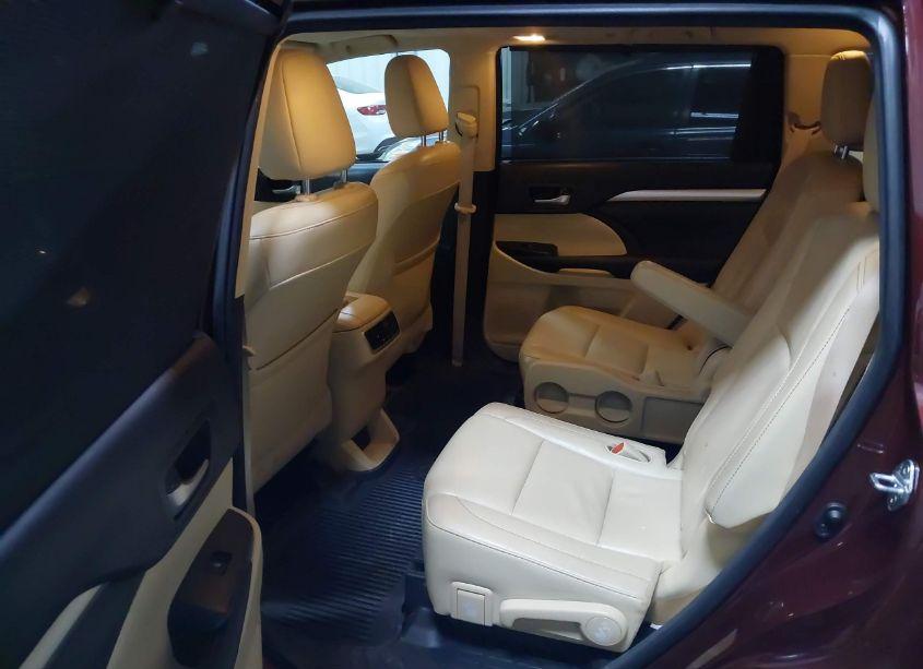 Photo 8 of 2016 Toyota Highlander XLE V6 (VIN 5TDJKRFH9GS227890)