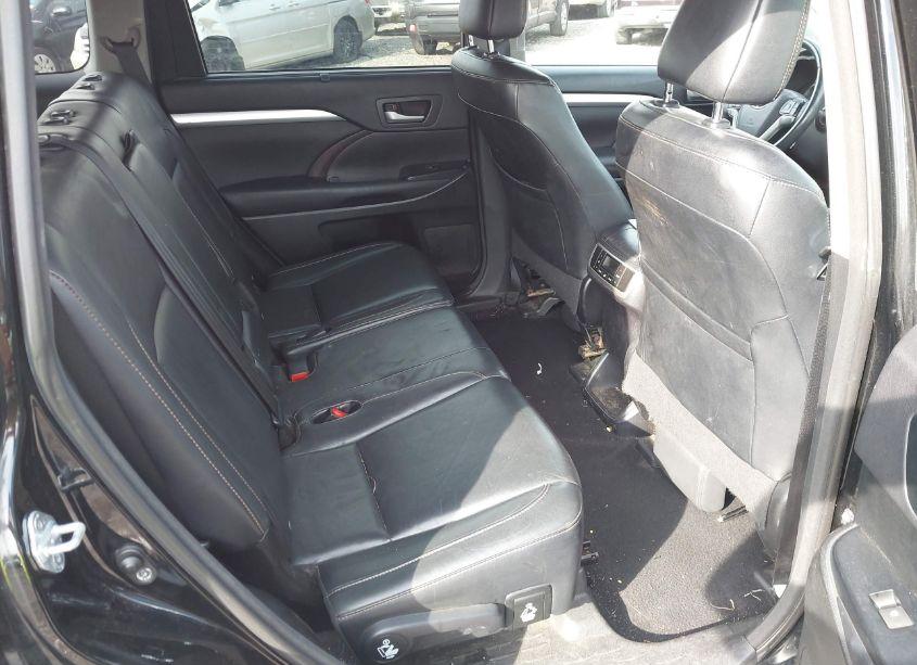 Photo 8 of 2016 Toyota Highlander XLE V6 (VIN 5TDJKRFH9GS286566)