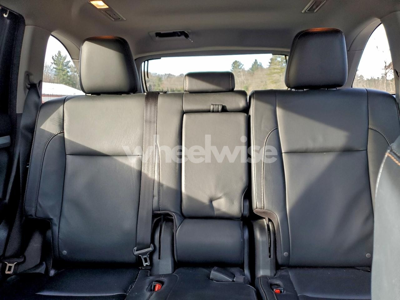 Photo 10 of 2016 TOYOTA HIGHLANDER XLE (VIN 5TDJKRFH9GS328301)