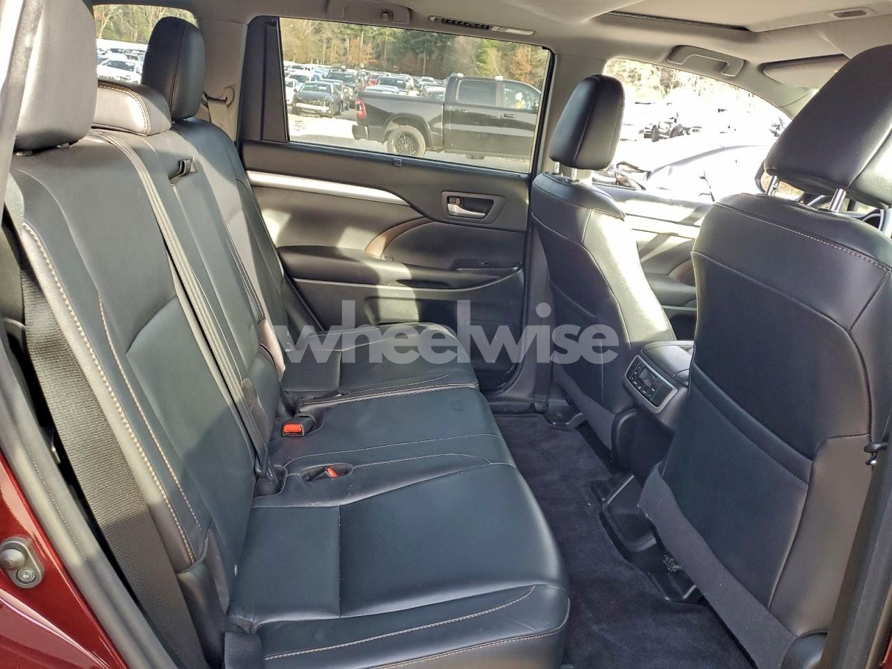 Photo 11 of 2016 TOYOTA HIGHLANDER XLE (VIN 5TDJKRFH9GS328301)