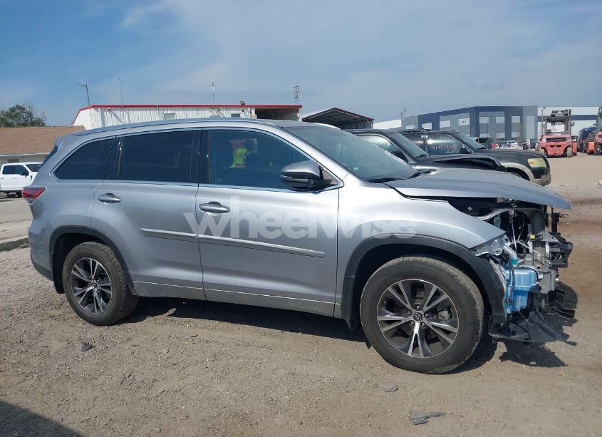 Photo 13 of 2016 Toyota Highlander XLE V6 (VIN 5TDJKRFH9GS354655)