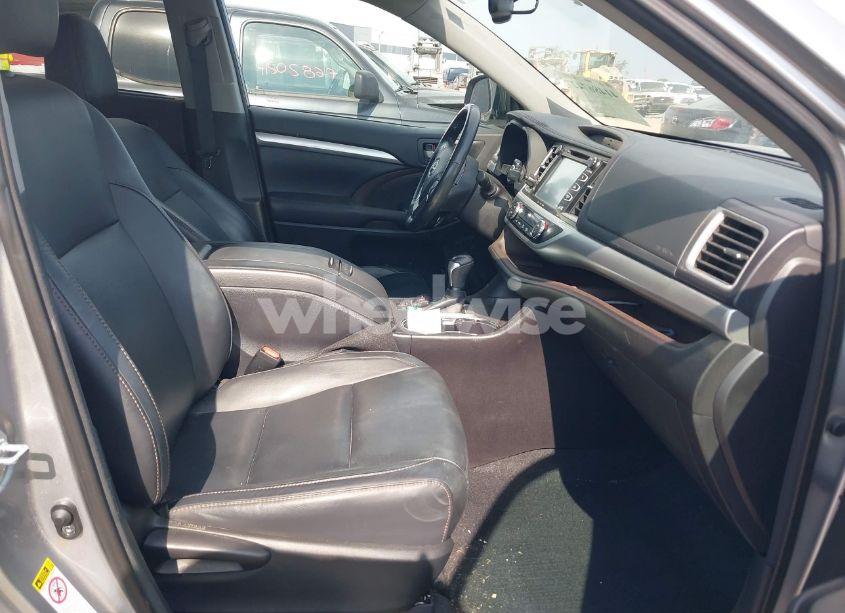 Photo 5 of 2016 Toyota Highlander XLE V6 (VIN 5TDJKRFH9GS354655)