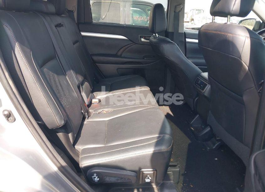 Photo 8 of 2016 Toyota Highlander XLE V6 (VIN 5TDJKRFH9GS354655)