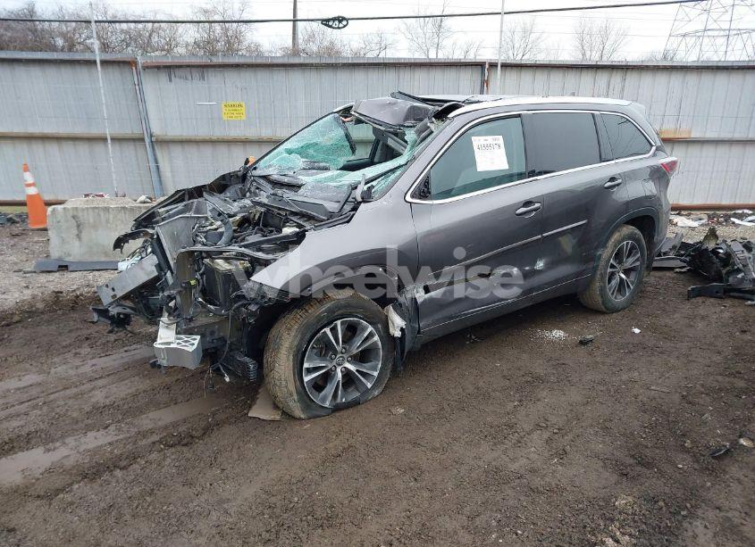 Photo 2 of 2016 Toyota Highlander XLE V6 (VIN 5TDJKRFH9GS505090)