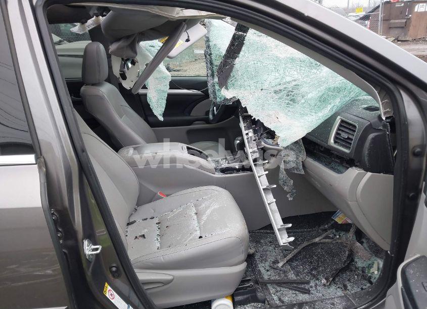 Photo 5 of 2016 Toyota Highlander XLE V6 (VIN 5TDJKRFH9GS505090)