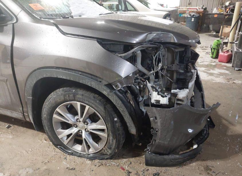 Photo 12 of 2014 Toyota Highlander XLE V6 (VIN 5TDJKRFHXES047508)