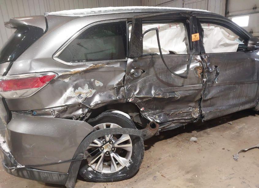 Photo 6 of 2014 Toyota Highlander XLE V6 (VIN 5TDJKRFHXES047508)