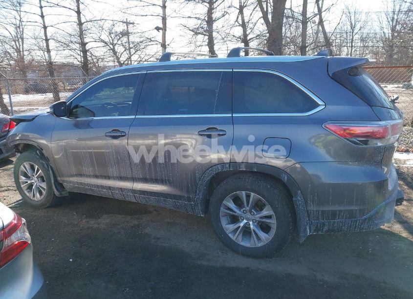 Photo 15 of 2015 Toyota Highlander XLE V6 (VIN 5TDJKRFHXFS101455)