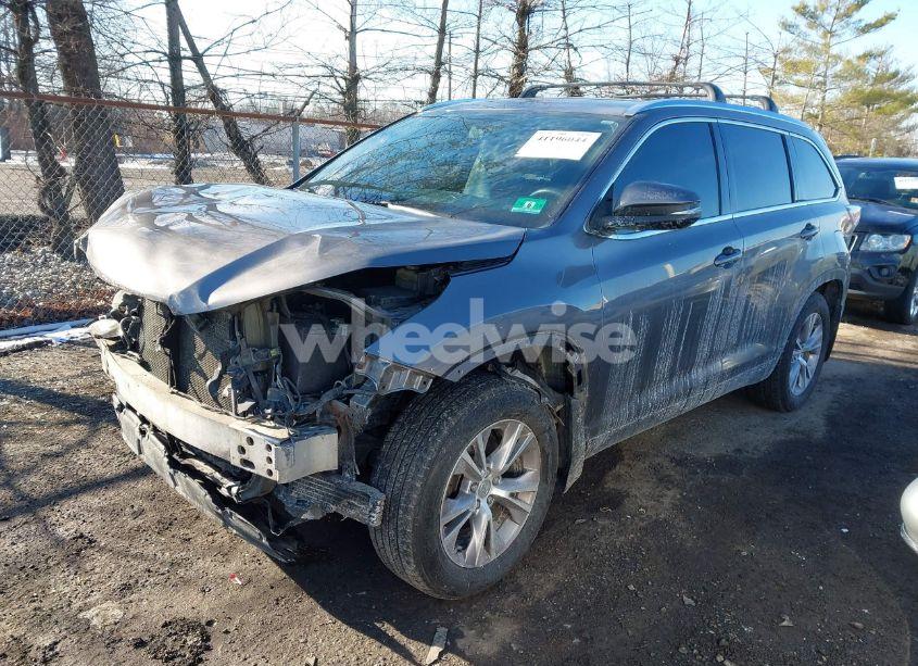 Photo 2 of 2015 Toyota Highlander XLE V6 (VIN 5TDJKRFHXFS101455)