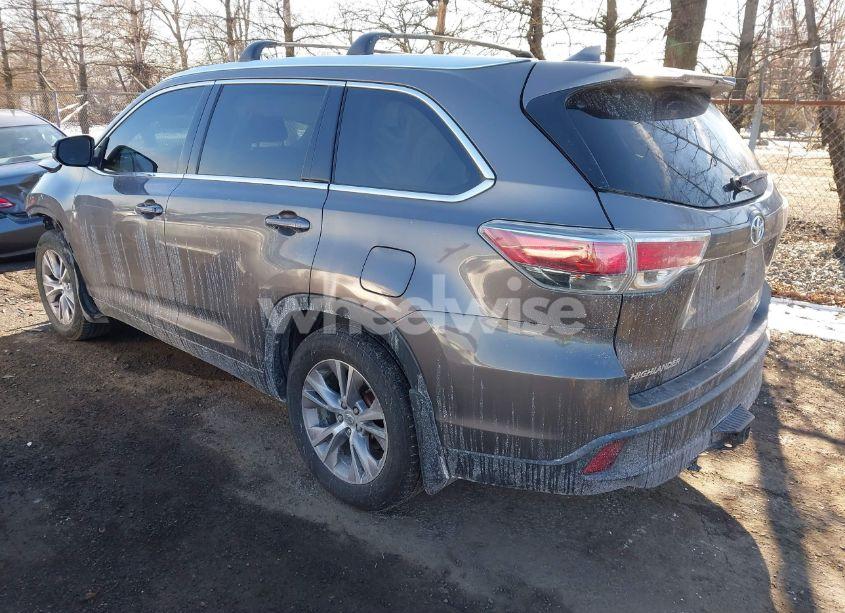 Photo 3 of 2015 Toyota Highlander XLE V6 (VIN 5TDJKRFHXFS101455)