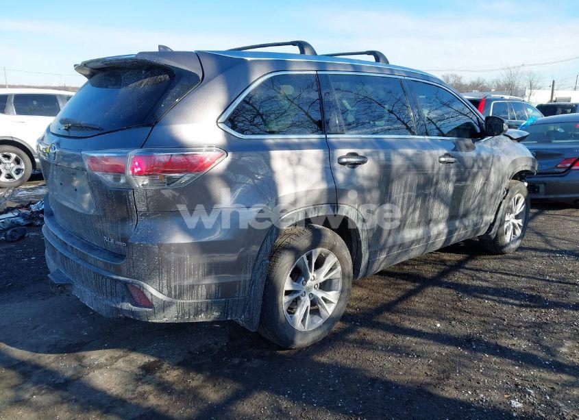 Photo 4 of 2015 Toyota Highlander XLE V6 (VIN 5TDJKRFHXFS101455)