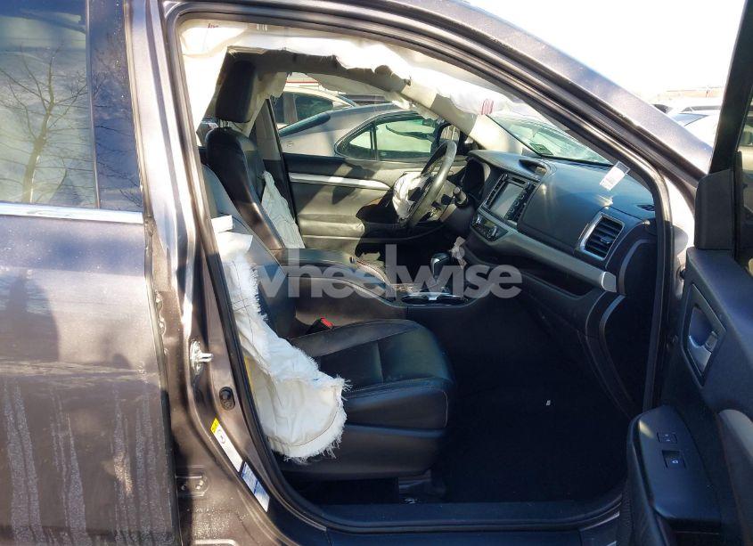 Photo 5 of 2015 Toyota Highlander XLE V6 (VIN 5TDJKRFHXFS101455)