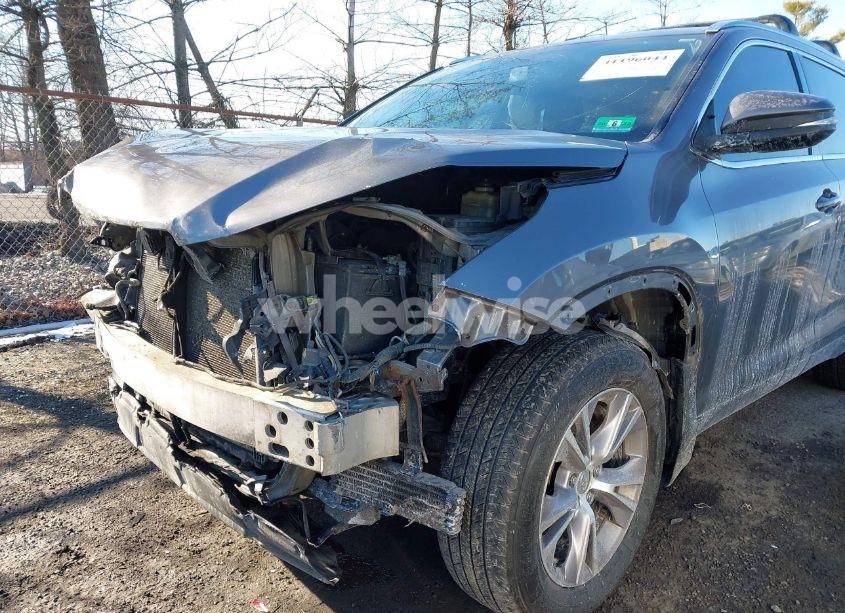 Photo 6 of 2015 Toyota Highlander XLE V6 (VIN 5TDJKRFHXFS101455)