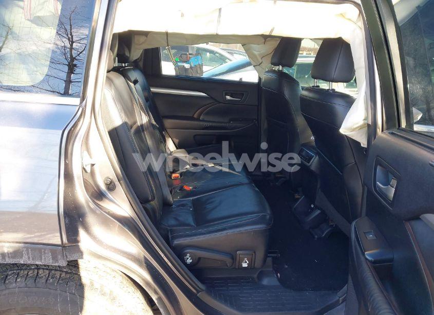 Photo 8 of 2015 Toyota Highlander XLE V6 (VIN 5TDJKRFHXFS101455)