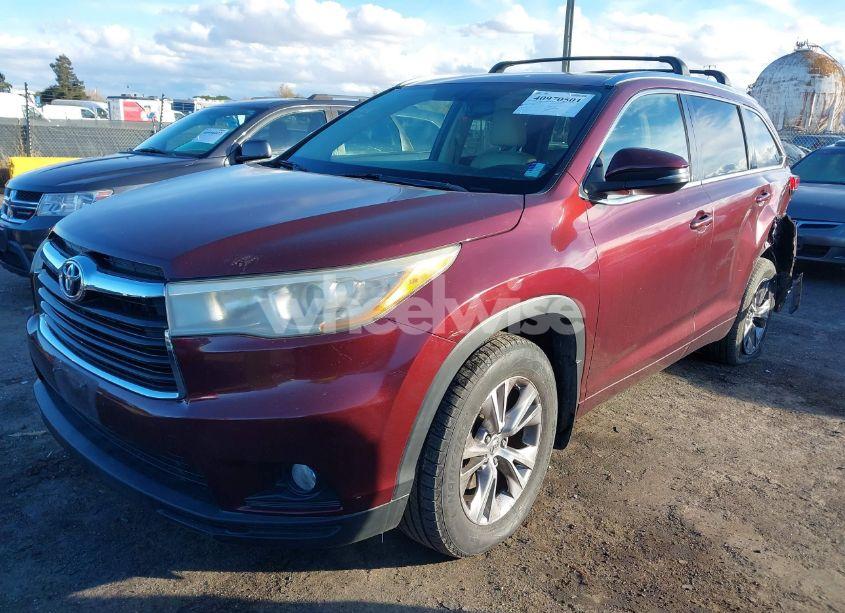 Photo 2 of 2015 Toyota Highlander XLE V6 (VIN 5TDJKRFHXFS185034)