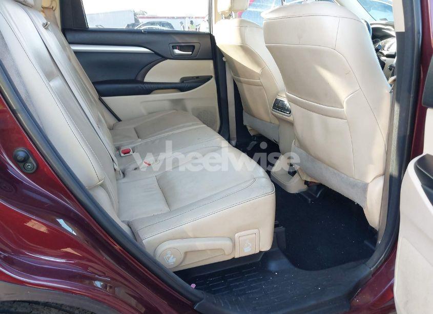 Photo 8 of 2015 Toyota Highlander XLE V6 (VIN 5TDJKRFHXFS185034)