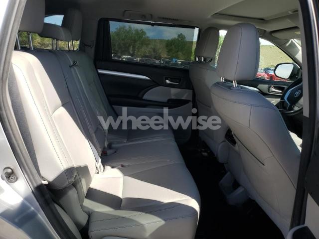 Photo 2 of 2016 TOYOTA HIGHLANDER XLE (VIN 5TDJKRFHXGS******)