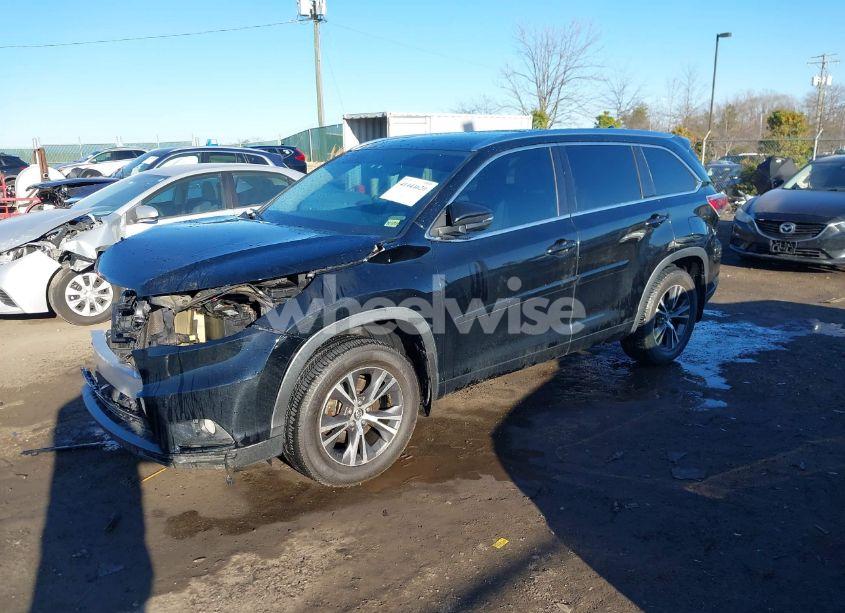 Photo 2 of 2016 Toyota Highlander XLE V6 (VIN 5TDJKRFHXGS272840)