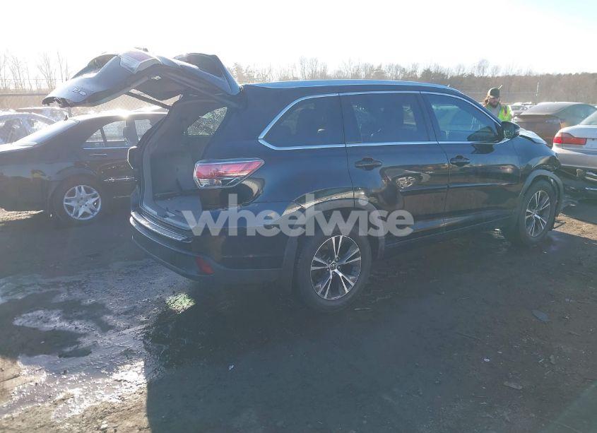 Photo 4 of 2016 Toyota Highlander XLE V6 (VIN 5TDJKRFHXGS272840)
