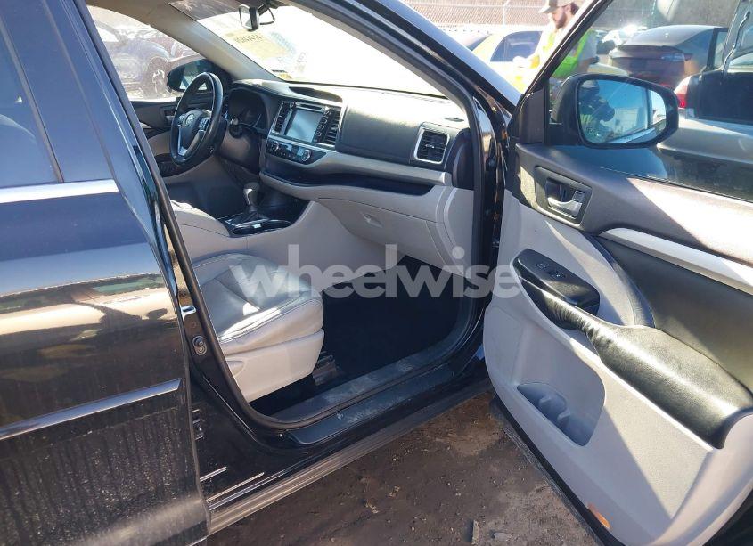 Photo 5 of 2016 Toyota Highlander XLE V6 (VIN 5TDJKRFHXGS272840)