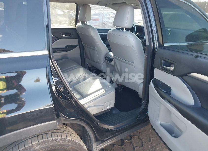 Photo 8 of 2016 Toyota Highlander XLE V6 (VIN 5TDJKRFHXGS272840)