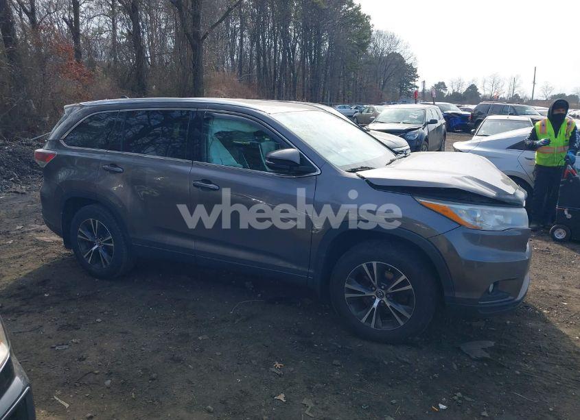 Photo 13 of 2016 Toyota Highlander XLE V6 (VIN 5TDJKRFHXGS322636)
