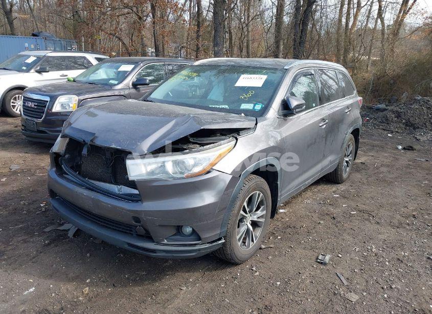 Photo 2 of 2016 Toyota Highlander XLE V6 (VIN 5TDJKRFHXGS322636)