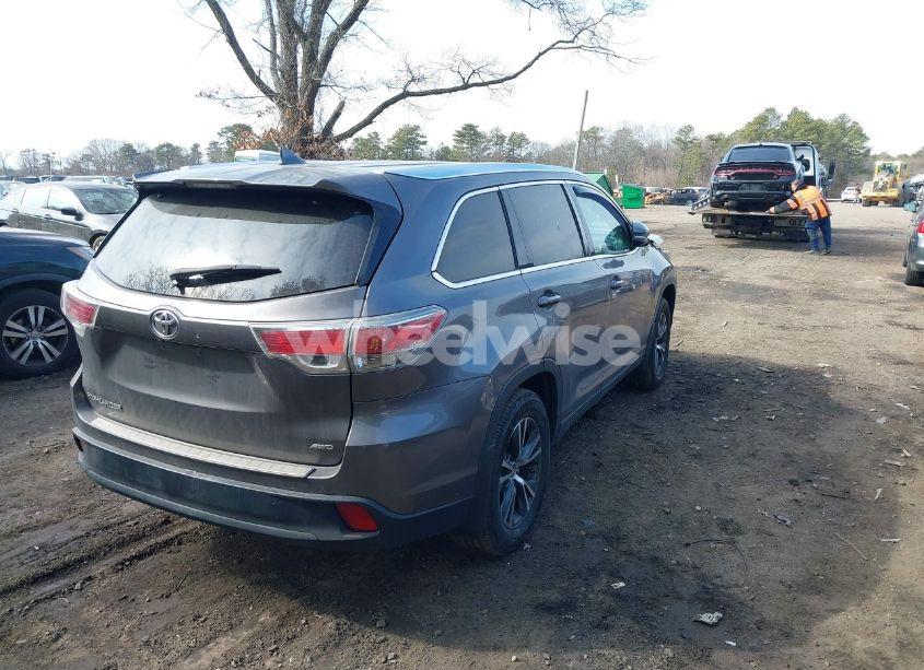 Photo 4 of 2016 Toyota Highlander XLE V6 (VIN 5TDJKRFHXGS322636)