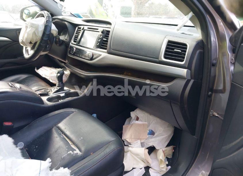 Photo 5 of 2016 Toyota Highlander XLE V6 (VIN 5TDJKRFHXGS322636)